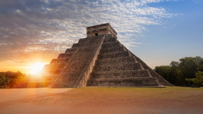 CHICHÉN ITZÁ shutterstock_2473491135