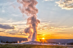 Old,Faithful,Geyser,Eruption,In,Yellowstone,National,Park,At,Sunset